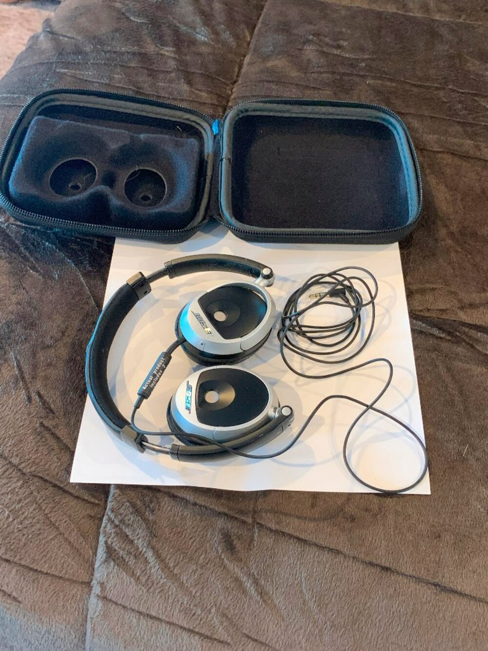 BOSE ON EAR TRI PORT WIRED HEADPHONES WITH CASE